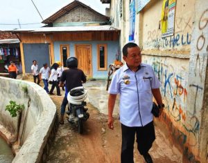 Kadisos Lampung Serahkan Bantuan Kursi Roda