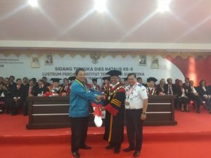 ITERA Menganugrahkan penghargaan kepada tokoh Lampung
