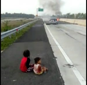 Akibat mengantuk, sedan terbakar setelah tabrak truck 4 orang meninggal dunia.