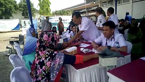 Ratusan warga yang tinggal diseputaran bantaran rel, berbondong-bondong mendatangi stasiun Kereta Api Rejosari