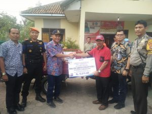 Peduli Lingkungan disekitaran bantaran Rel kereta api, PT KAI memberikan bantuan 2 unit motor pengangkut sampah