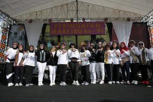 Berpakaian putih gelap dan selendang khas Lampung Ribuan Warga Meriahkan Jalan Sehat Hari Ibu ke- 91