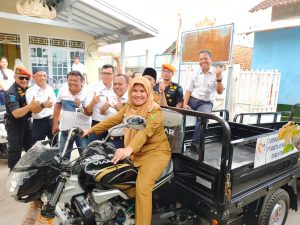 KAI Divre IV Serahkan Empat Armada Angkutan Sampah Untuk Kecamatan TKP dan Enggal