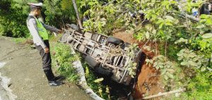 Bus Diniyah Putri Pesawaran terguling ditanjakan Sedayu