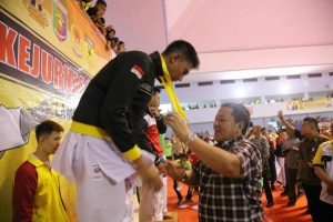Gubernur Lampung Arinal Djunaidi serahkan medali emas Lampung Pimpin Perolehan Medali di Kejurnas Karate 2019