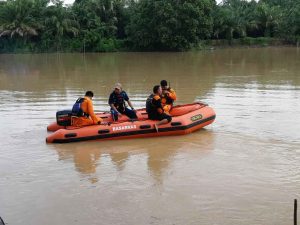 Tim SAR gabungan Masih Mencari 3 orang korban perahu terbalik di Sungai Way Kanan