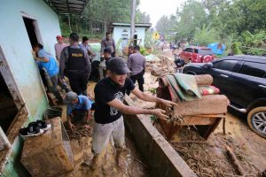 Gubernur Arinal Perintahkan Jajarannya Gerak Cepat Bantu Korban Banjir di Semaka Tanggamus