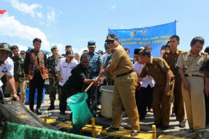 Kembangkan Potensi Laut Lampung, Gubernur Arinal Panen Perdana Keramba Apung Hasil Budidaya Polinela