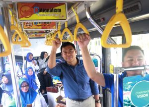 Rycko Menoza mengembalikan berkas naek BRT