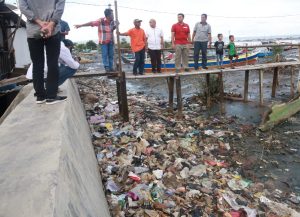 Prihatin kondisi tumpukan sampah daerah pesisir Rycko akan menata daerah pesisir pantai