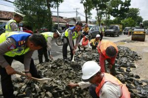 Atasi Kemacetan di Jalan Ryacudu, Sat Lantas Polresta Bandar Lampung Bersama Dinas PU Kota Bandar Lampung Timbun Jalan Berlubang