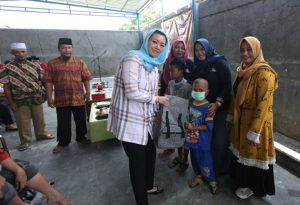 Pitka Rycko Menoza berkunjung ke panti asuhan berikan bantuan