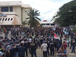 Warga Lamsel menuntut Gubernur hentikan aktifitas penambangan pasir GAK oleh PT LIP