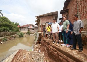 Rycko Menoza meninjau lokasi pondasi penahan air sungai yang roboh di Jalan Pulau Tidore Wayhalim