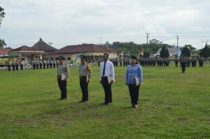 Polres Tulang Bawang Berikan Reward Kepada Lima Personelnya di Momen Upacara Bulanan