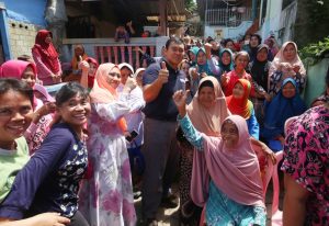 Kaum ibu-ibu antusias menyambut kedatangan Bakal Calon Walikota Bandar Lampung Rycko Menoza SZP
