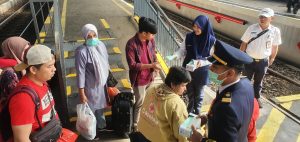 Kewaspadaan dan Antisipasi Virus Corona PT KAI bagikan masker dan siapkan Antiseptik distasiun