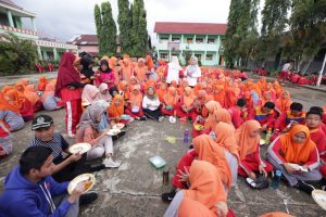 Wagub Nunik Canangkan Pengurangan Sampah Plastik di Pesibar, Ajak Siswa Biasakan Diri Gunakan Tumbler