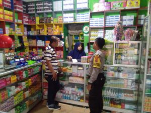 Anggota Jajaran Sat Reskrim Polres Lampung Barat Melakukan Pengecekan Ketersediaan Masker di Pasaran