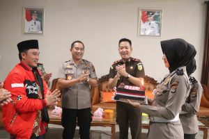 Kapolres Bersama Jajaran Forkopimda Lampung Barat Berikan Kejutan di Hari Ulang Tahun Bupati Lampung Barat