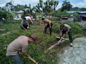 Antisipasi Penyebaran Virus Polsek Balik Bukit bersama Masyarakat Bersih-Bersih