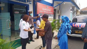Satuan Lalulintas Polresta Bandar Lampung melakukan pengecekan suhu tubuh