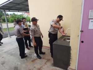 Kapolsek Bengkunat Ajak Personil Rajin Cuci Tangan Sebelum dan Sesudah Melaksanaka Tugas