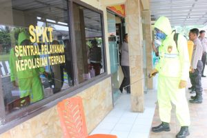 Sterilisasi Polres Lampung Barat melakukan Penyemprotan Cairan Desinfektan