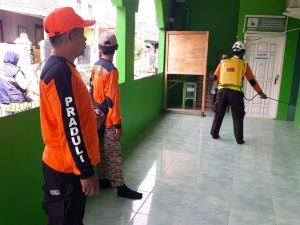 Praduli Kwarda Lampung Melakukan Penyemprotan Desinfektan di Masjid Al-Ishlah Perum BKP Bandar Lampung