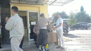 Lakukan Pemeriksaan Pada Tamu yang Berkunjung, Salah Satu Upaya Polres Lampung Barat Cegah Penyebaran Virus Corona