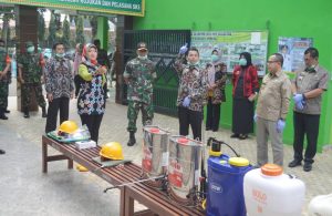 Cegah Penyebaran Covid-19 di Sekolah Sekolah, Wagub Chusnunia Chalim Pimpin Langsung Penyemprotan Disinfektan