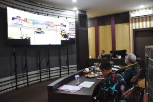 Fahrizal Darminto membuka  telekonferensi bersama Sekda se-Provinsi Lampung, mengenai penanganan Covid-19 di Command Center Metro