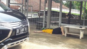 Seorang Pria Tergeletak di jalan Pancasila Sakti Sumber rejo Kemilling