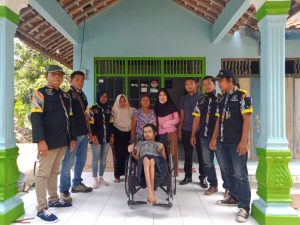 LSM GMBI Distrik Lampung Selatan Peduli, berikan kursi roda kepada warga Cintamulya