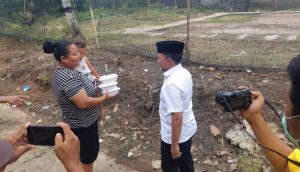 Antoni Imam, membantu para pekerja harian lepas dengan memberikan masker dan makan gratis.