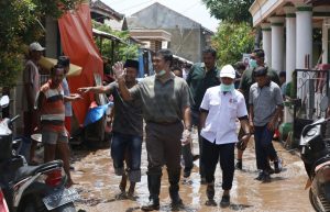 Rycko Menoza SZP meninjau dan menyalurkan bantuan untuk ratusan keluarga korban banjir