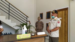 Kasatpol-pp Lam-Bar Haiza Rinsa.SH Pimpin sosialisasi penyemprotan cairan disinfektan ke beberapa hotel di Lampung Barat