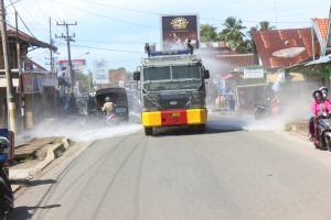 Serentak Cegah Virus Covid-19, Polres Lampung Barat Bersama TNI dan Instansi Terkait Melakukan Penyemprotan Cairan Disinfektan