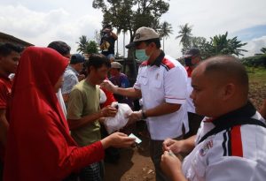 Keluarga Besar DPP Lampung Sai memberikan bantuan kepada korban banjir bandang di Kelurahan Sukamaju