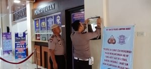 Sat Binmas Polres Lampung Barat Bagikan Stiker Pencegahan Penyebaran Virus Covid-19