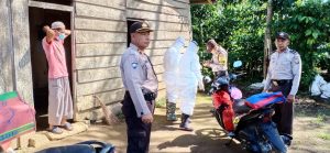 Sat Binmas Polres Lampung Barat Mendampingi Tim Dinas Kesehatan dan TNI Melakukan Pengecekan Kepada Salah Satu Warga ODP