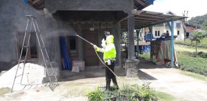 Sat Lantas Polres Lampung Barat Melakukan Sosialisasi Melalui Siaran Radio dan Penyemprotan Cairan Desinfektan di Jalan Serta Pemukiman Warga