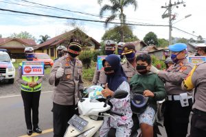 Ops Keselamatan Krakatau 2020 Polres Lampung Barat Bagikan  Masker Kain Kepada Pengguna Jalan