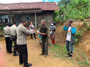 Kapolres Lampung Barat Bagikan Masker dan Sabun Cair Untuk Masyarakat di Daerah Pegunungan