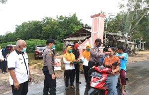 Polsek Menggala Bersama Uspika Menggala Timur Bagikan 1000 Masker