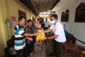 Rycko Menoza SZP menyalurkan ribuan paket sembako kepada masyarakat di Kota Bandar Lampung.