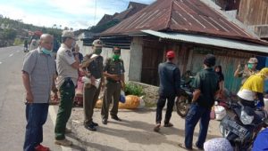Perangi Covid-19 Sat Pol-PP Lambar  Bagikan Masker Gratis di Pasar Kota Besi