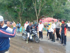 Kepala Kampung Cempaka Dalem Karnel, Membagikan 1000 Masker gratis