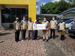 Penyerahan Bantuan Pasca Pandemi Covid 19 oleh YBM PLN UID LAMPUNG