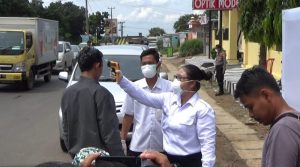Tim Gugus tugas percegahan, penanganan Covid-19. Melakuan sterilisasi pengemudi mobil diperbatasan Kota Bandarlampung